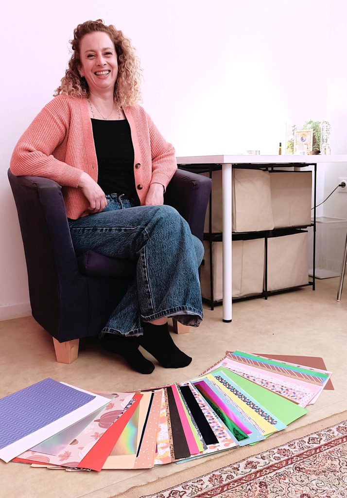 Muriel Coulon utilise des cartons de couleur pour rendre visible ce qui s'exprime dans l'inconscient