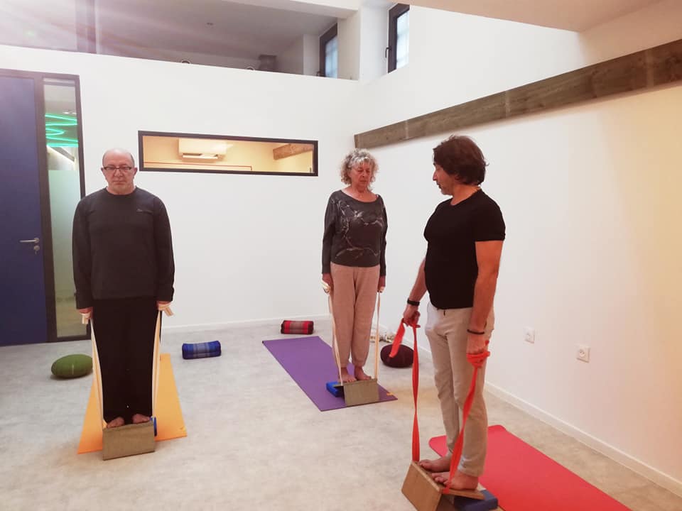 Respiration, équilibre, autonomie : yoga au service des aînés